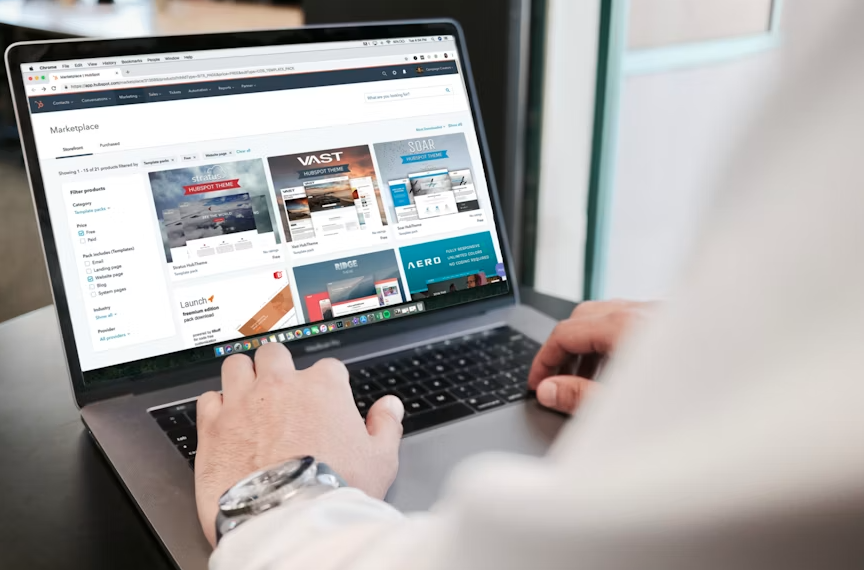 Tim mengerjakan website klien